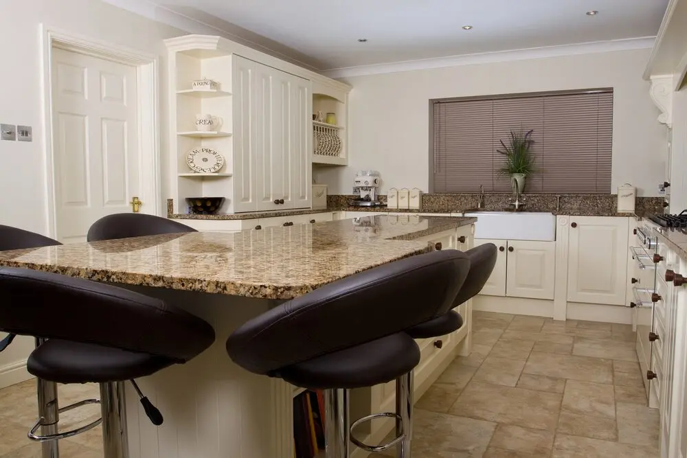 A quartz kitchen countertop or worktop: the advantages and disadvantages
