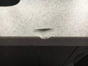 Pouvons-nous réparer les éclats de granit, de quartz et de marbre sur les comptoirs?