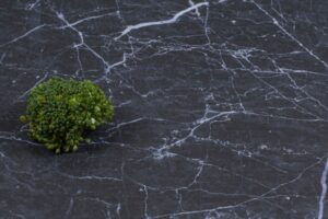 Quelle est la différence entre un comptoir en quartz et un comptoir en granit ?